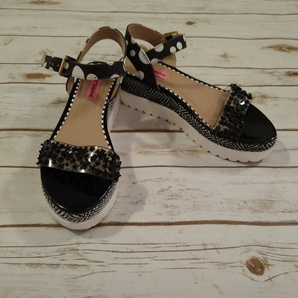 Betsey Johnson Black and White Platform Espadrille Sandals Size 8